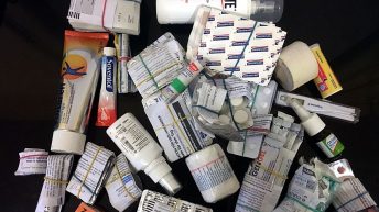 Meine Weltreise-Apotheke - um Platz zu sparen habe ich alle Medikamente aus den Schachteln herausgenommen und mit Gummibändern gebündelt. Es macht Sinn, das Verfallsdatum drauf zu schreiben. (Foto: Ruti)