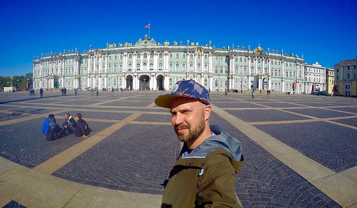 Ruti bei strahlendem Sonnenschein vor dem Winterpalast in St. Petersburg (Foto: Ruti)