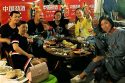 Abendessen mit meinen Freunden aus Liupanshui in China. Weil die Grillpfanne so spritzt, bekommt man Schutzumhänge. Die Dame rechts trägt nicht immer so komische Klamotten. (Foto: Ruti)