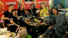 Abendessen mit meinen Freunden aus Liupanshui in China. Weil die Grillpfanne so spritzt, bekommt man Schutzumhänge. Die Dame rechts trägt nicht immer so komische Klamotten. (Foto: Ruti)