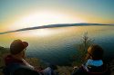 Am Baikalsee sitzen und den Sonnenuntergang genießen. (Foto: Ruti)