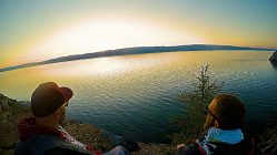 Am Baikalsee sitzen und den Sonnenuntergang genießen. (Foto: Ruti)