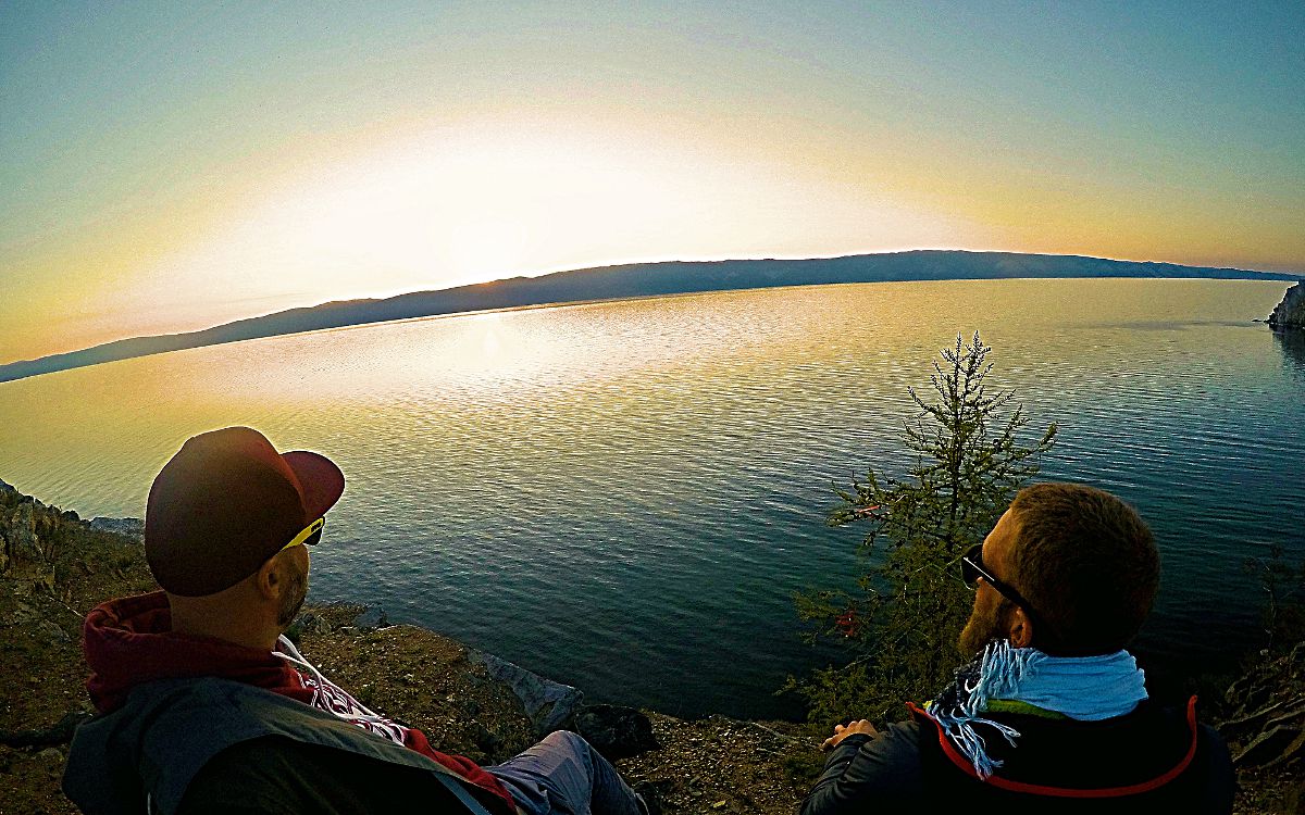 Am Baikalsee sitzen und den Sonnenuntergang genießen. (Foto: Ruti)
