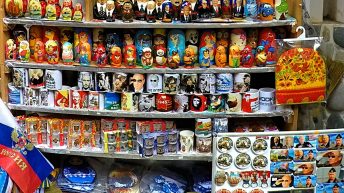 Putin-Tassen, Metrjoschkas und andere Souvenirs kauft man in Moskau am besten auf dem Izmailovsky-Markt, der offiziell Izmailovsky-Vernissage heißt. (Foto: Ruti)