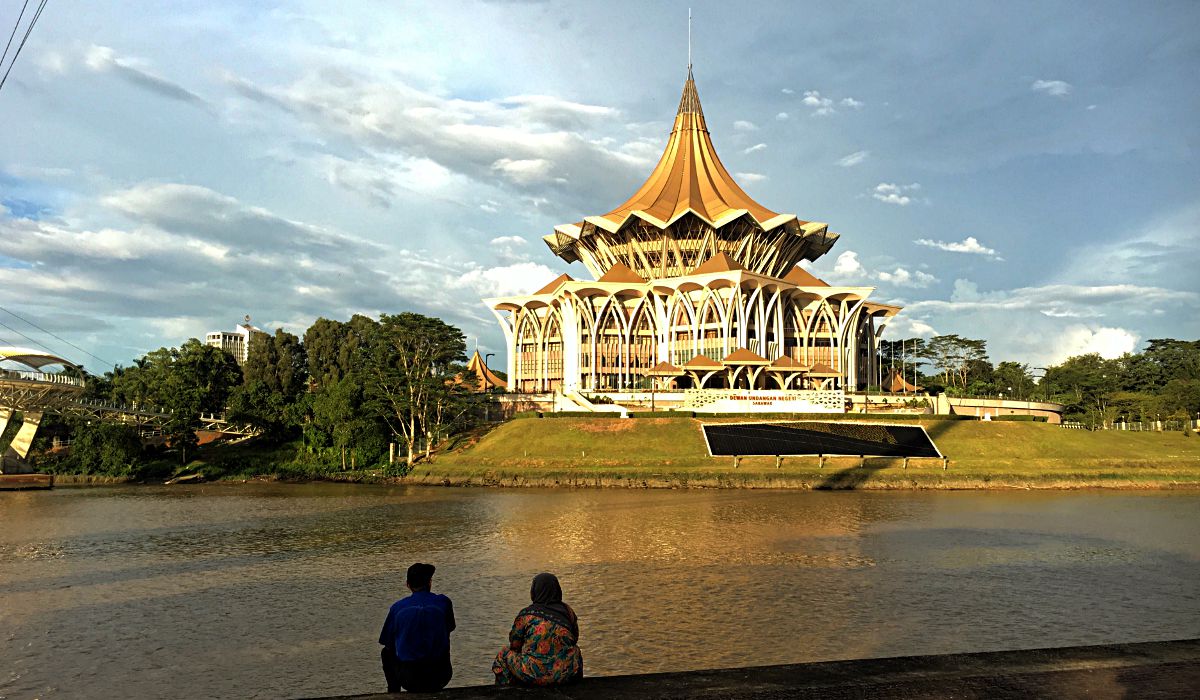 Die Waterfront in Kuching bietet eine schöne Aussicht auf das Parlamentsgebäude. (Foto: Ruti)