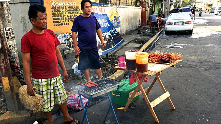 Streetfood in Manila - daneben wird Auto gewaschen. (Foto: ruti)