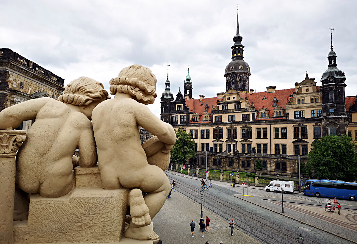 Diese Figuren haben ein hübschen Blick auf das Residenzschloss in Dresden. (Foto: Ruti)