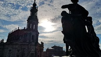 Die katholische Hofkirche vor der Semperoper im Sonnenuntergang von Dresden (Foto: Ruti)