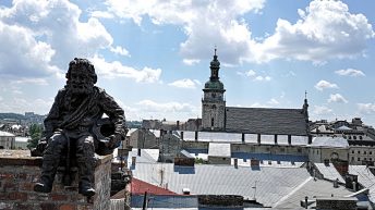 Schonrsteinfeger-Denkmal auf dem Dach des Legenden-Hauses in Lemberg in der Ukraine. (Foto: Ruti)