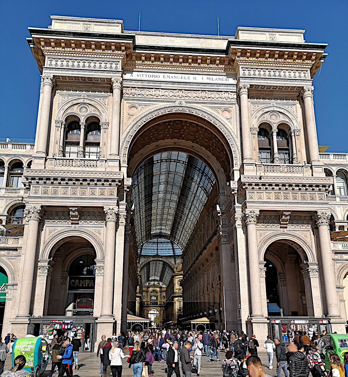 Vom Domplatz aus betritt man die Viktor-Emanuel-Galerie durch diesen bescheidenen Triumphbogen. (Foto: Ruti) 