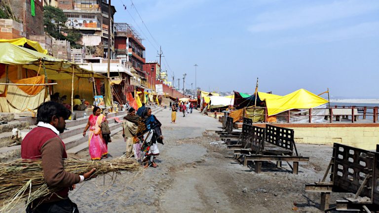 Das Verbrennen der Toten ist in Varanasi ein öffentlicher Vorgang, dem jeder zuschauen kann. (Foto: Ruti)