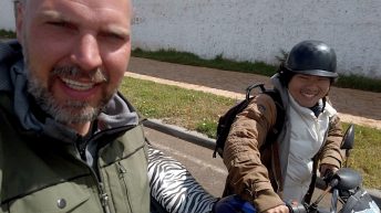 Sen (re.) und ich auf dem Weg zum Motorrad-Mechaniker (Foto: Ruti)