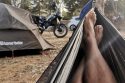 Zum ersten Mal auf meiner Motorrad-Reise habe ich Hängematte und Zelt aufgebaut. (Foto: Ruti)
