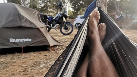 Zum ersten Mal auf meiner Motorrad-Reise habe ich Hängematte und Zelt aufgebaut. (Foto: Ruti)