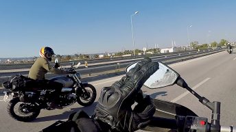 Die linke zum Gruß - zum ersten Mal gerate ich in eine Gruppe anderer Motorrad-Reisender. (Foto: Ruti)