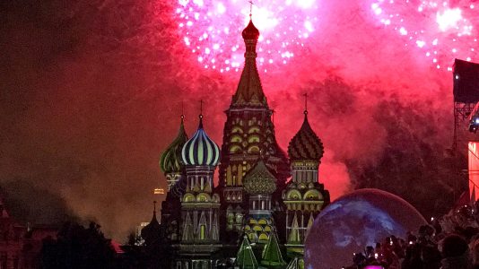 Feuerwerk über der Basiliuskathedrale auf dem Roten Platz in Moskau. (Foto: ruti)