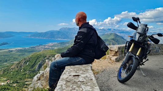 Meine defekte Bremse zwingt mich zu Urlaub im wunderschönen Montenegro. (Foto: Ruti)
