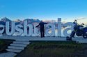 Stolz posieren Luzy und ich vor dem berühmten Schild in Ushuaia am Ende der Welt. (Foto: Ruti)