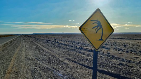 In Patagonien gibt es nicht umsonst Warnschilder für den Wind. (Foto: Ruti)
